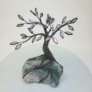 Alternative view of Fuchsit fa ólomüveg szobor fehér levelekkel