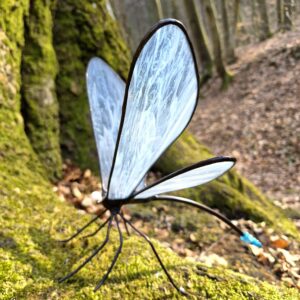 Szitakötő kerti üvegszobor fehér