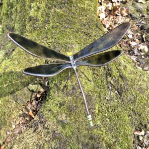 Szitakötő kerti üvegszobor mohazöld