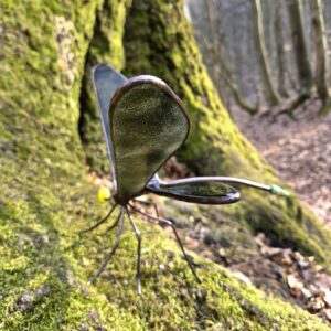 Alternative view of Szitakötő kerti üvegszobor mohazöld