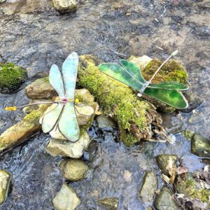 Alternative view of Szitakötő kerti üvegszobor sárga